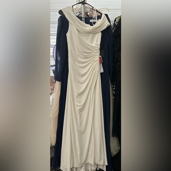 Mac Duggal 26517 NWT FOLDOVER OFF-THE-SHOULDER SLIT GOWN - Picture 4 of 8